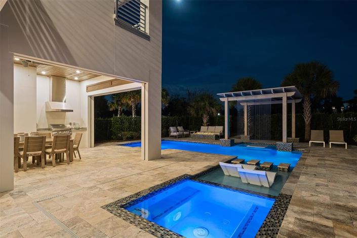 Image No.2-8 Bed Property for sale