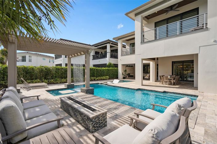 Image No.27-8 Bed Property for sale