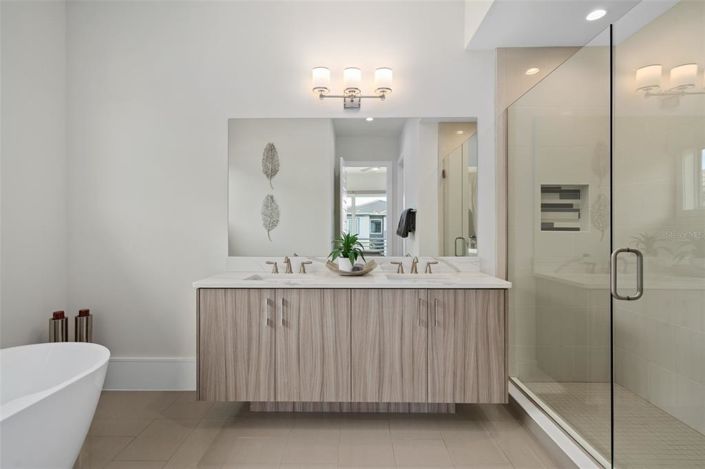 Image No.52-8 Bed Property for sale