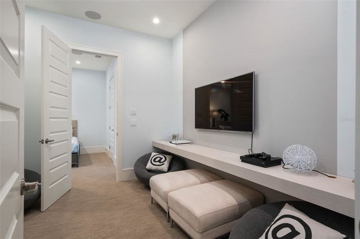 Image No.60-8 Bed Property for sale