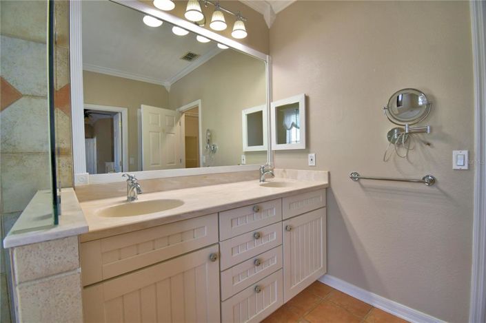 Image No.40-3 Bed Property for sale