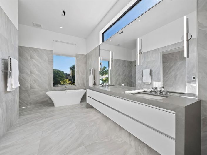 Image No.20-3 Bed Property for sale