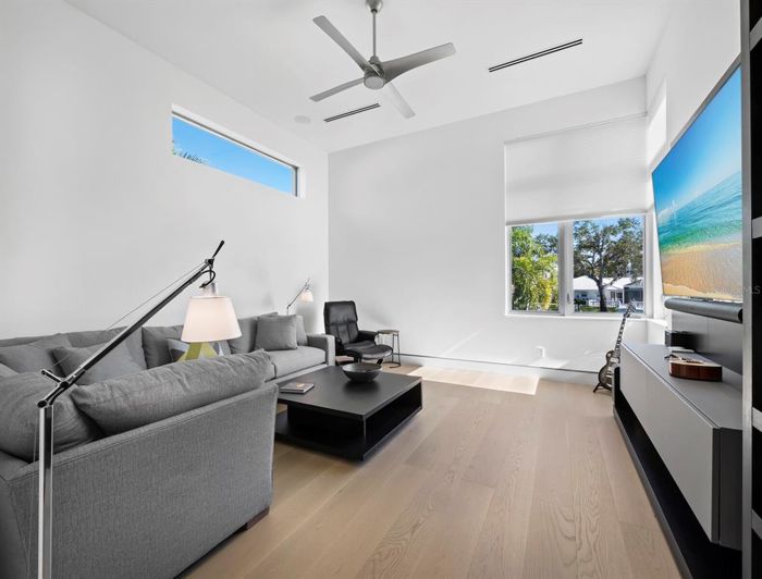 Image No.23-3 Bed Property for sale