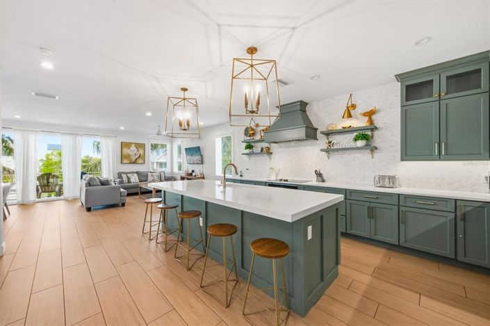 Image No.20-7 Bed Property for sale