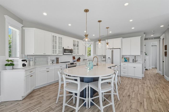 Image No.9-7 Bed Property for sale