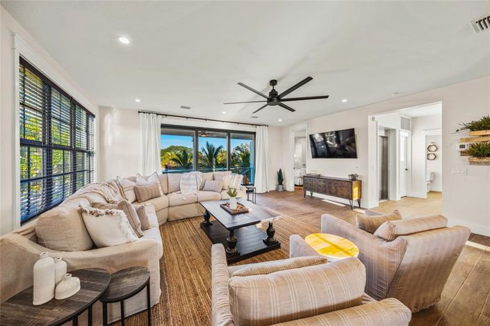 Image No.12-5 Bed Property for sale