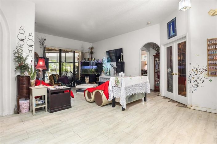 Image No.4-4 Bed Property for sale