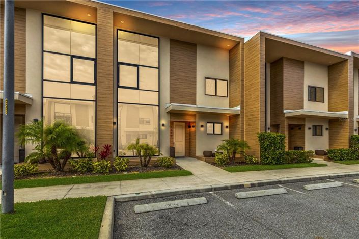 Image No.1-4 Bed Townhouse for sale