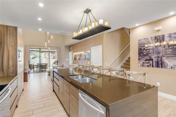 Image No.22-4 Bed Townhouse for sale