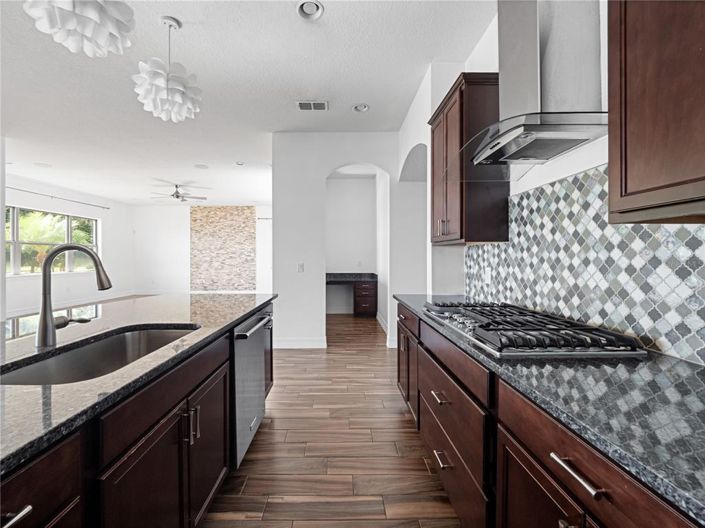 Image No.10-5 Bed Property for sale