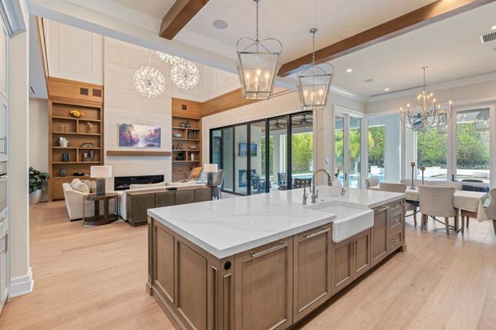 Image No.10-6 Bed Property for sale