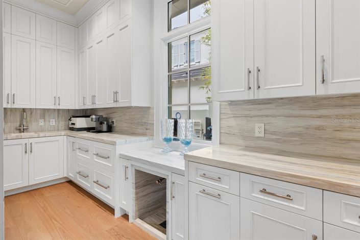 Image No.15-6 Bed Property for sale