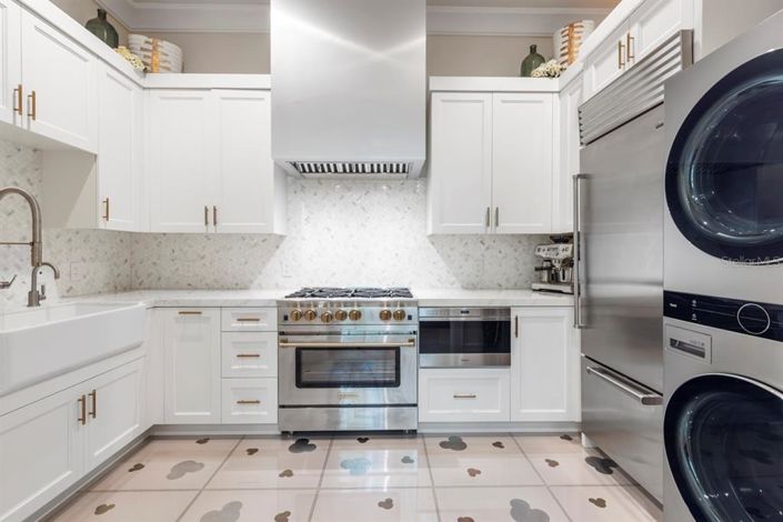 Image No.16-6 Bed Property for sale