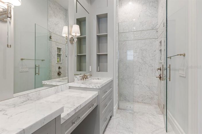 Image No.19-6 Bed Property for sale