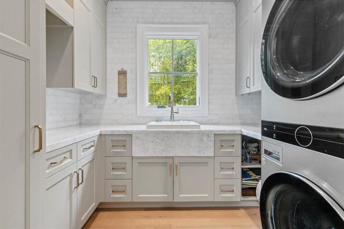 Image No.20-6 Bed Property for sale