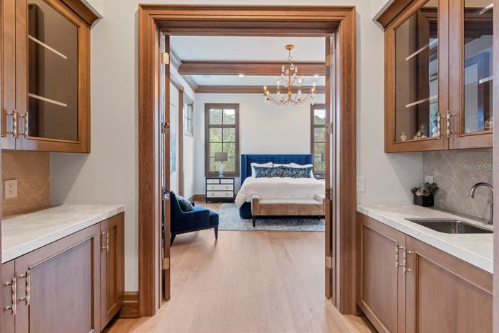 Image No.25-6 Bed Property for sale