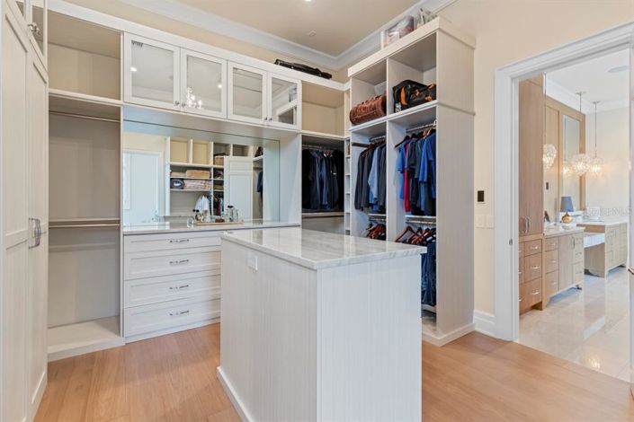 Image No.30-6 Bed Property for sale