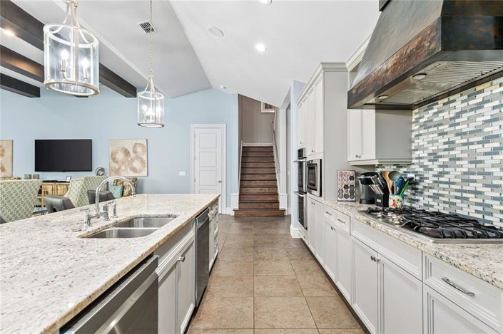 Image No.11-9 Bed Property for sale