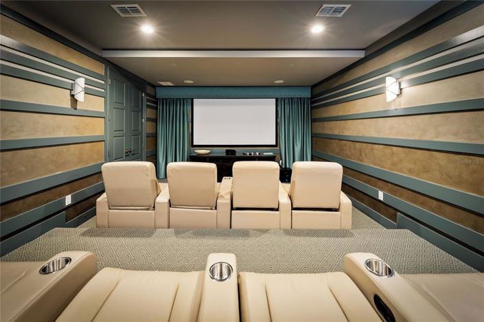 Image No.17-9 Bed Property for sale