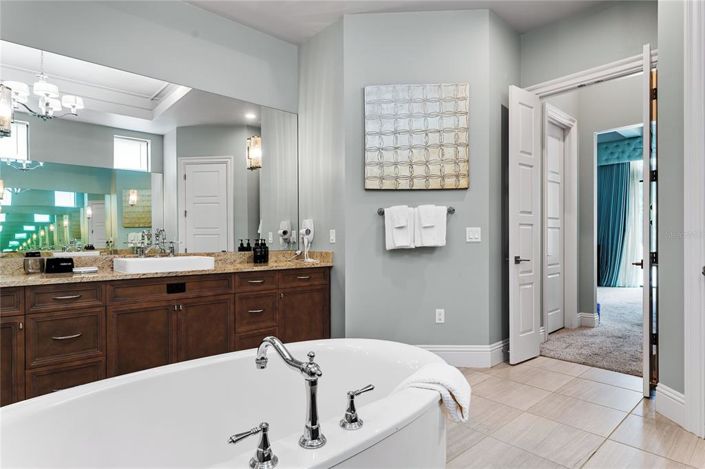 Image No.33-9 Bed Property for sale