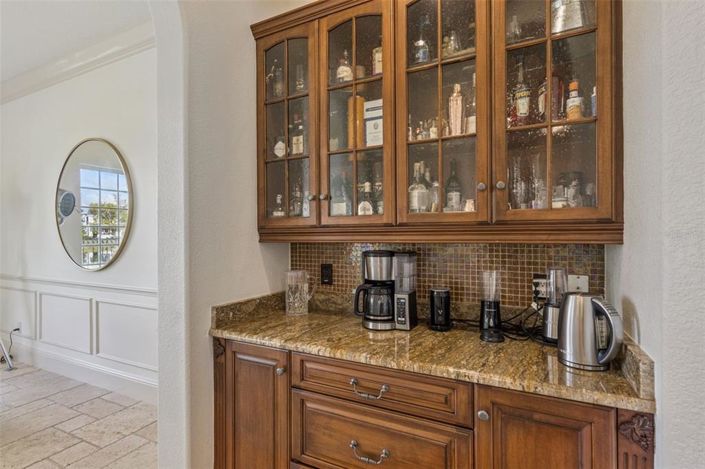 Image No.17-6 Bed Property for sale