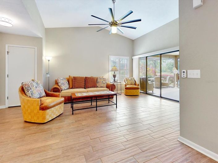 Image No.8-2 Bed Townhouse for sale