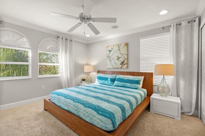 Image No.22-6 Bed Property for sale