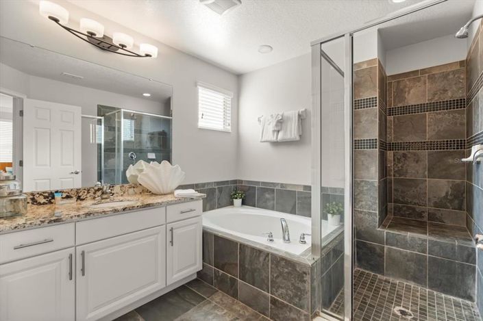 Image No.24-6 Bed Property for sale