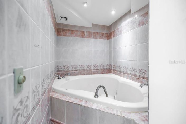 Image No.20-2 Bed Property for sale