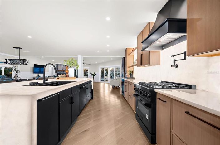 Image No.20-4 Bed Property for sale