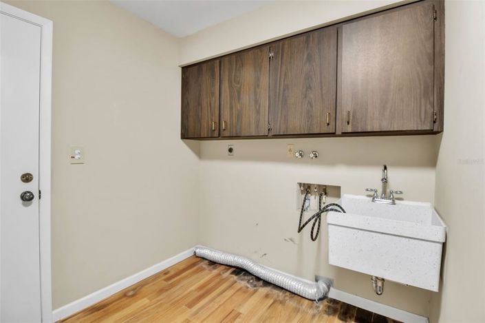 Image No.28-4 Bed Property for sale