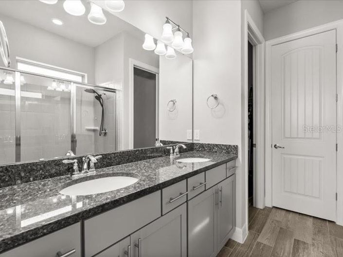 Image No.26-5 Bed Property for sale