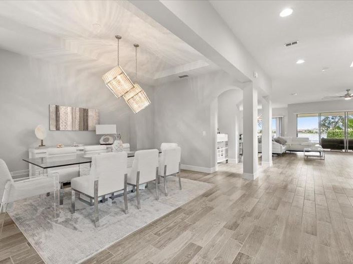 Image No.8-5 Bed Property for sale