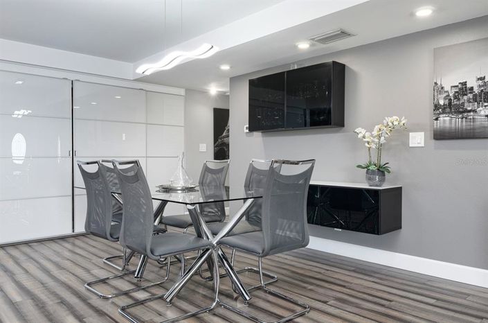 Image No.17-8 Bed Property for sale