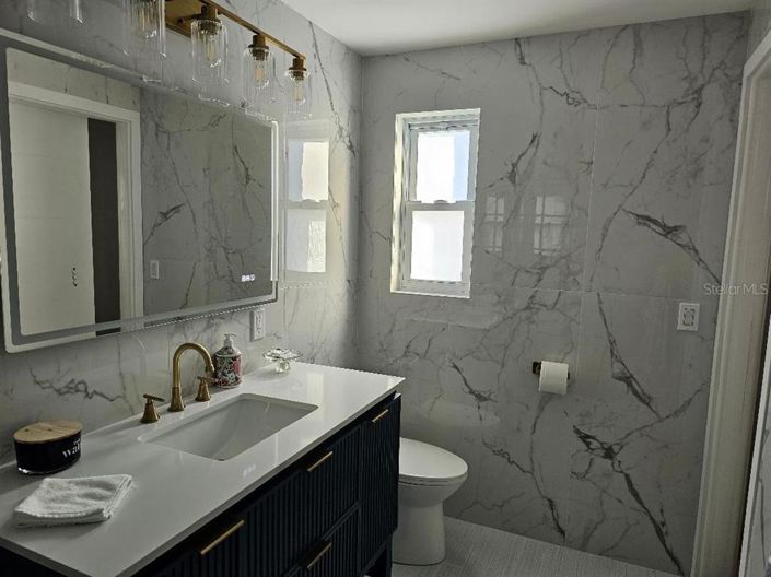 Image No.20-8 Bed Property for sale