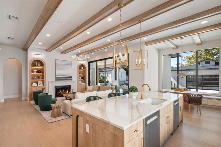 Image No.10-5 Bed Property for sale