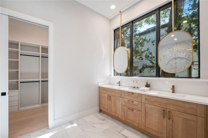 Image No.17-5 Bed Property for sale