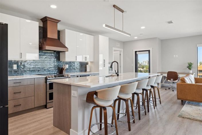 Image No.9-10 Bed Property for sale