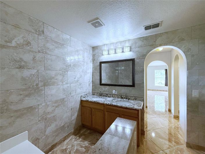 Image No.20-4 Bed Property for sale