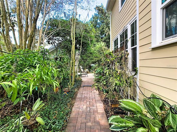 Image No.22-6 Bed Property for sale