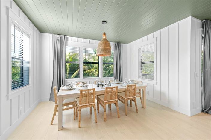 Image No.12-8 Bed Property for sale