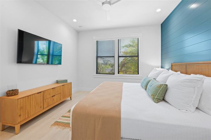 Image No.18-8 Bed Property for sale