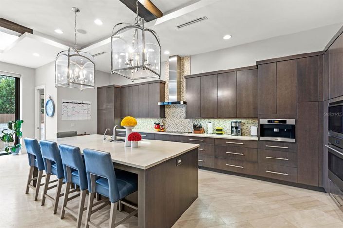 Image No.10-6 Bed Property for sale