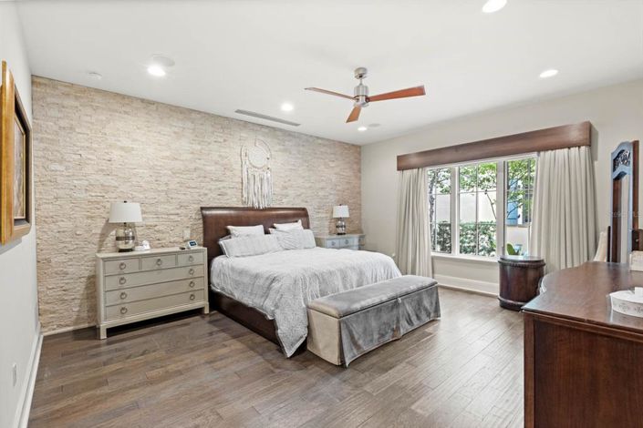 Image No.16-6 Bed Property for sale