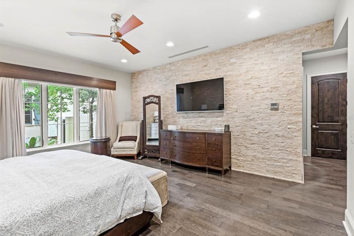 Image No.17-6 Bed Property for sale