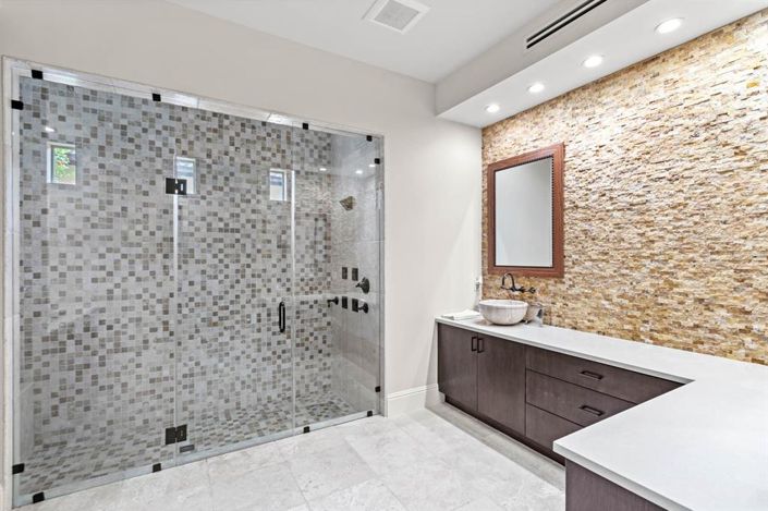 Image No.19-6 Bed Property for sale