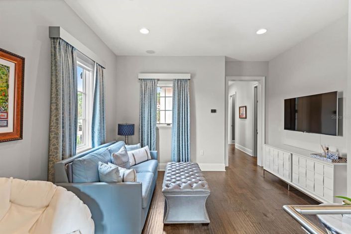 Image No.27-6 Bed Property for sale