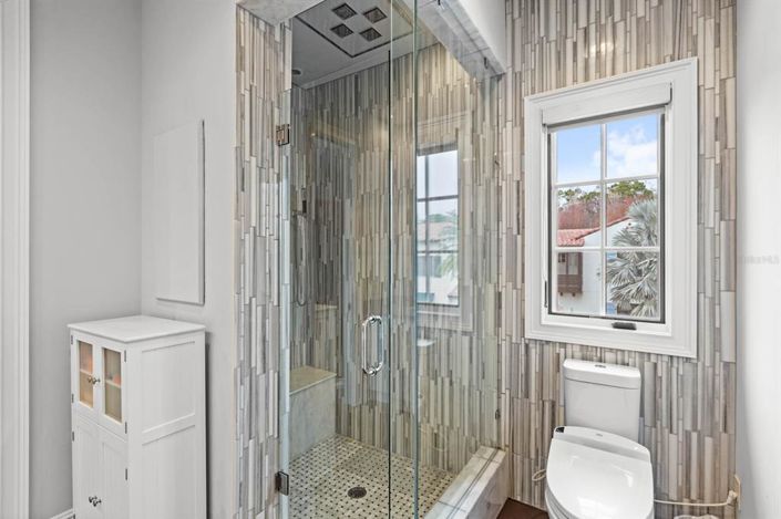 Image No.30-6 Bed Property for sale