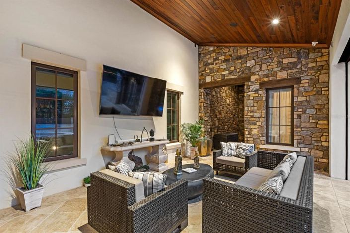 Image No.5-6 Bed Property for sale