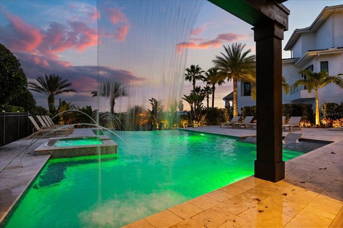 Image No.15-8 Bed Property for sale